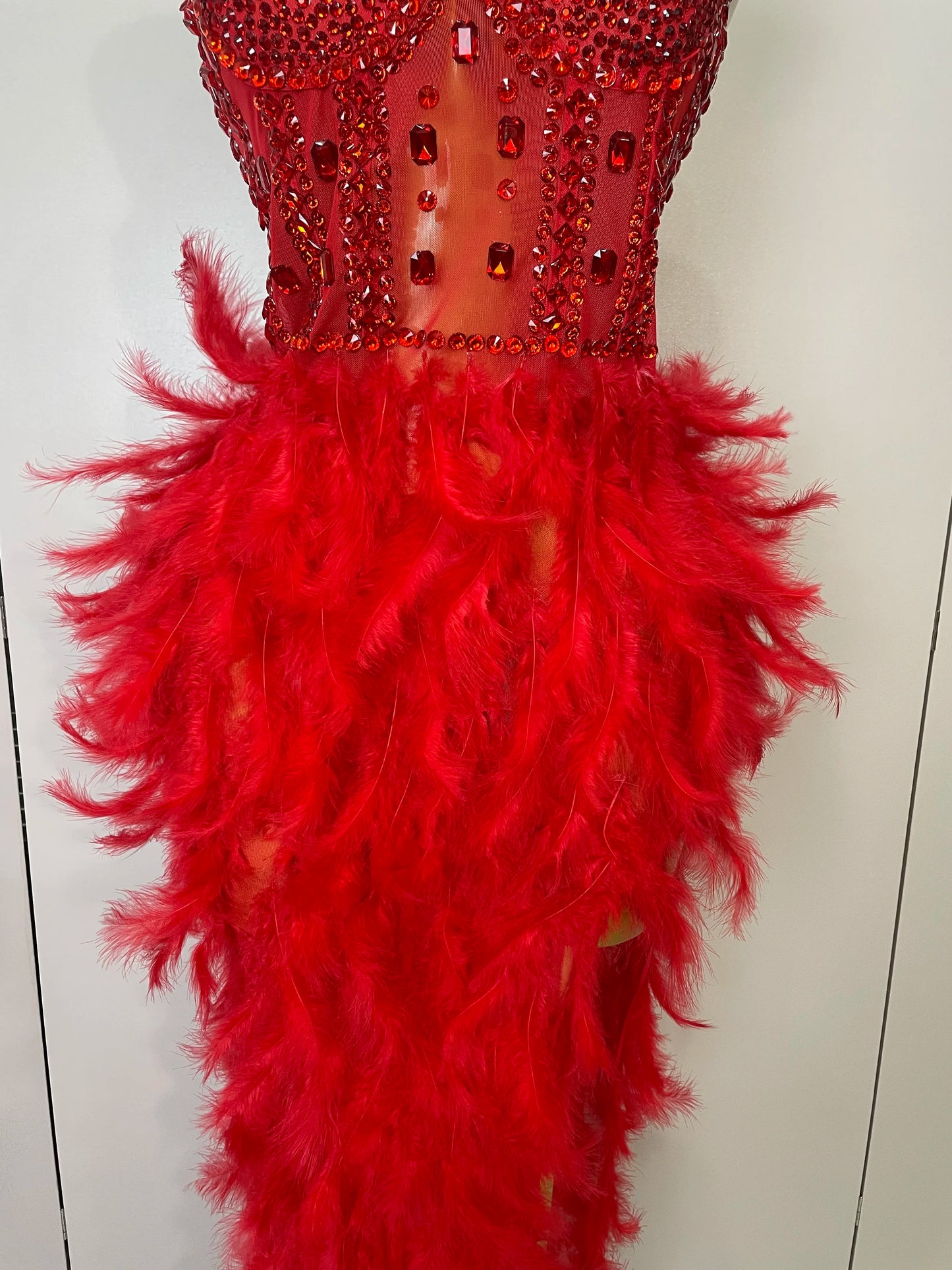 Stock 2025 Women Sexy Sparkly Rhinestone Mesh Feather Long Dress Elegant Evening Party Celebrate Birthday Performance Costume
