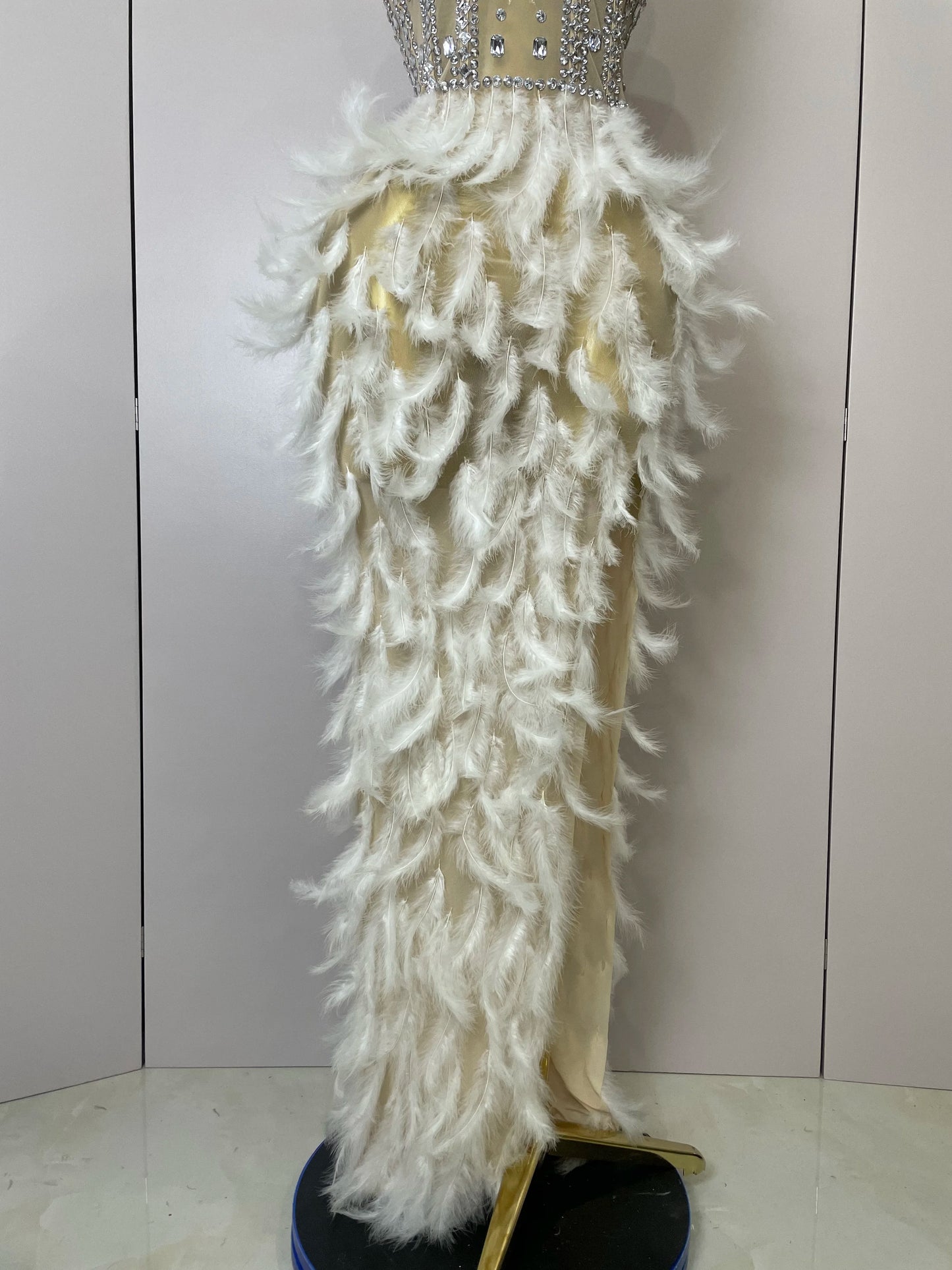 Stock 2025 Women Sexy Sparkly Rhinestone Mesh Feather Long Dress Elegant Evening Party Celebrate Birthday Performance Costume