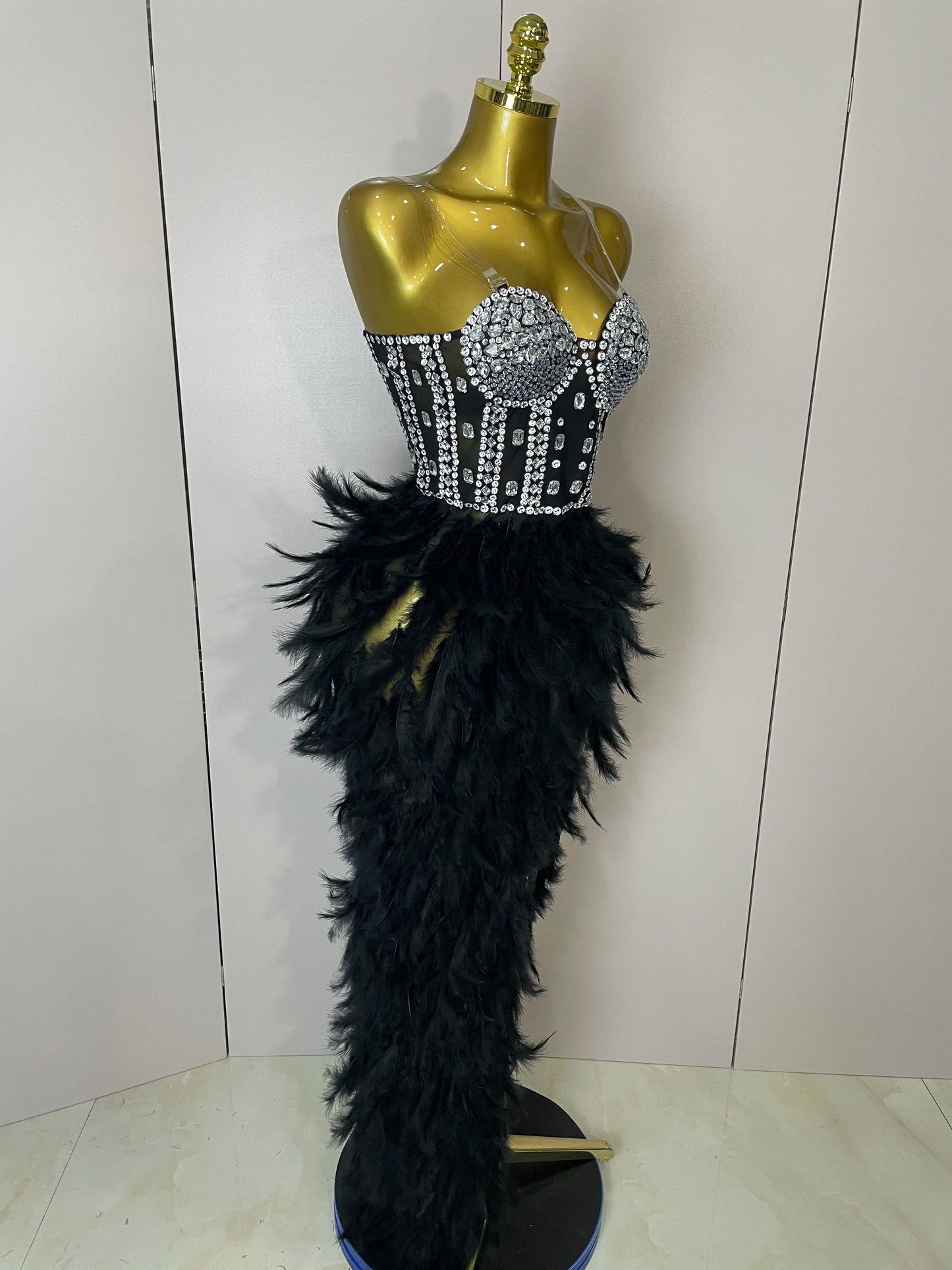 Stock 2025 Women Sexy Sparkly Rhinestone Mesh Feather Long Dress Elegant Evening Party Celebrate Birthday Performance Costume
